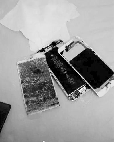 被摔烂的三部手机